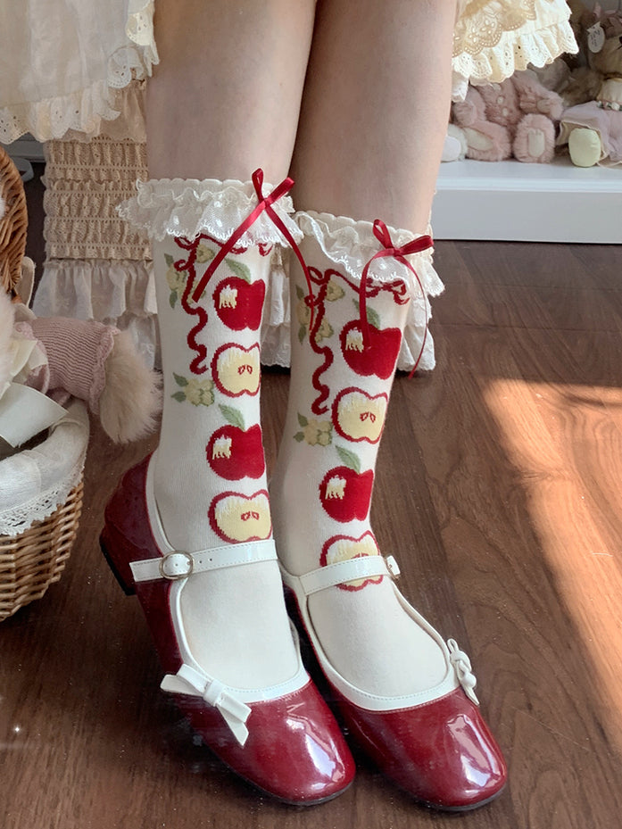 Grün/Rote Kalbssocken mit Spitze und Apfel-Lolita-Print und süßem Besatz