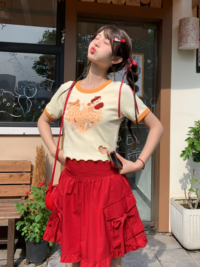 黄色の漫画動物プリントハートカットアウトショートバージョンTシャツ、アップルブローチ付き