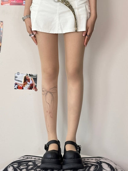 Hautfarbene Strumpfhose mit Schleife und Bittersüß-Print