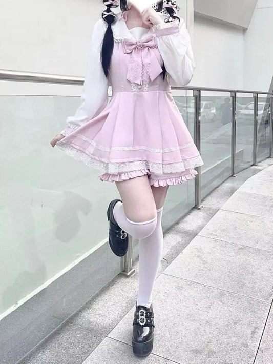 うさぎ耳、セーラーカラードレス、フリルトリム、ショートパンツ、蝶ネクタイ