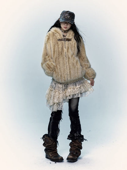 愛らしいウサギの耳が付いた黄色のシャギーコート