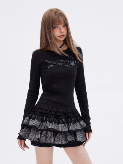 Schwarzes, eng anliegendes, bedrucktes Top mit Rundhalsausschnitt, gestuftem Rüschenbesatz