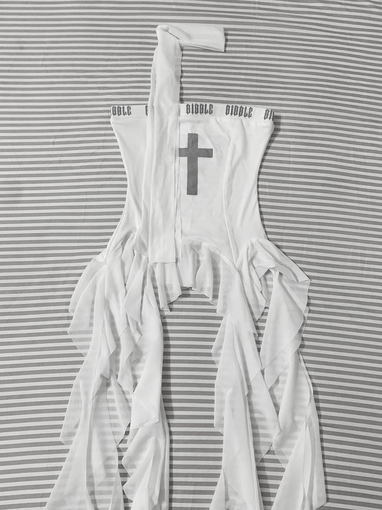 ホワイトクロスプリントのアシンメトリーフラウンスストラップレストップスヘムグラマラス