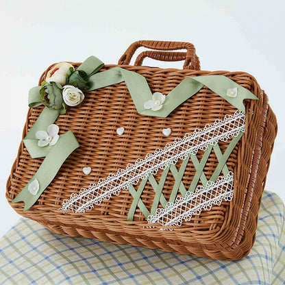 Dekorierte Blumenhülle mit grünem Band und Picknick-Rattan