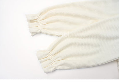 Weißes Kleid mit Schleifenakzenten, Rüschenausschnitt und langen Ärmeln