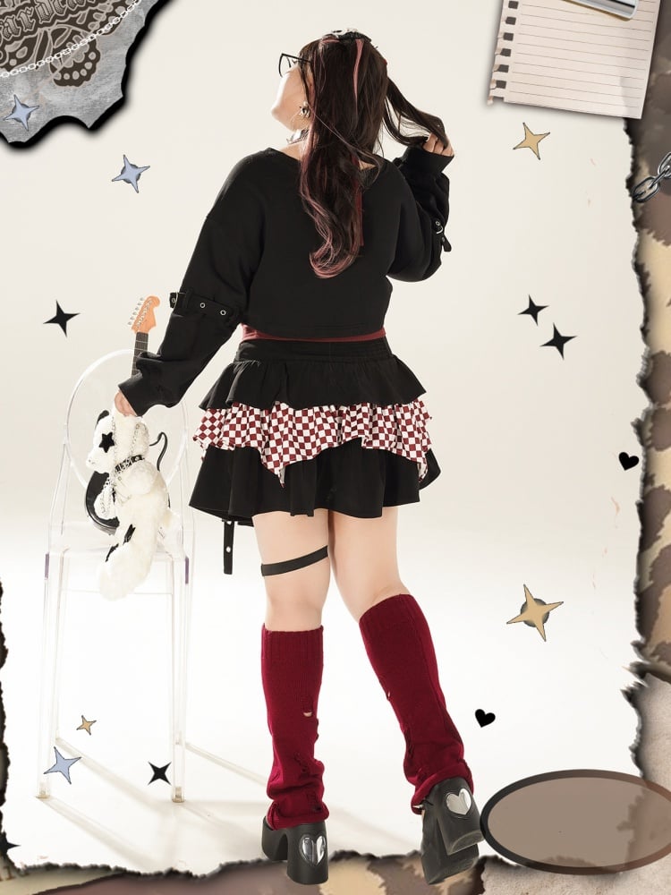 プラスサイズのチェック柄ブラック＆レッドのクロップド丈スウェットシャツとレッドのホルターネックトップス