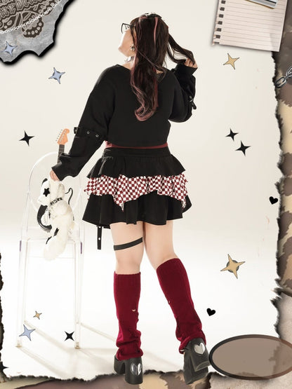 プラスサイズのチェック柄ブラック＆レッドのクロップド丈スウェットシャツとレッドのホルターネックトップス