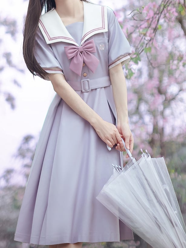 Dunkle Krawatte mit rosa Schleife