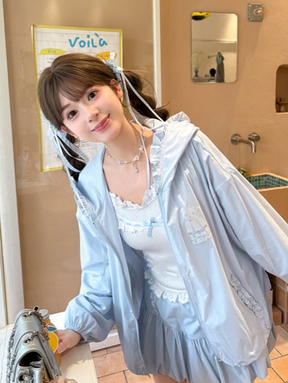 リボン結びのブルーコントラストホワイトフリルレーストリムのスイートノースリーブトップス