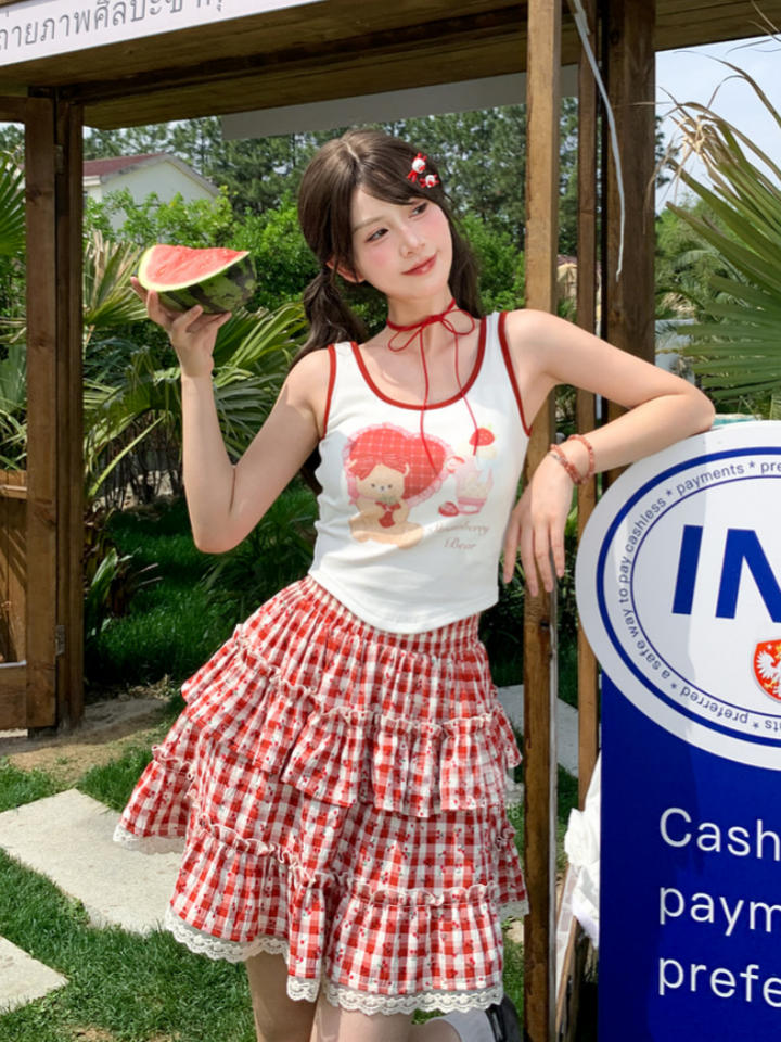 スイートなチェック柄ティアードスカート。レッドのトリム。全体にチェリープリントのレース。