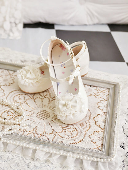 ホワイトのラウンドバックル、ハートのロリータレース、ミルキーなボウトゥトップトリム