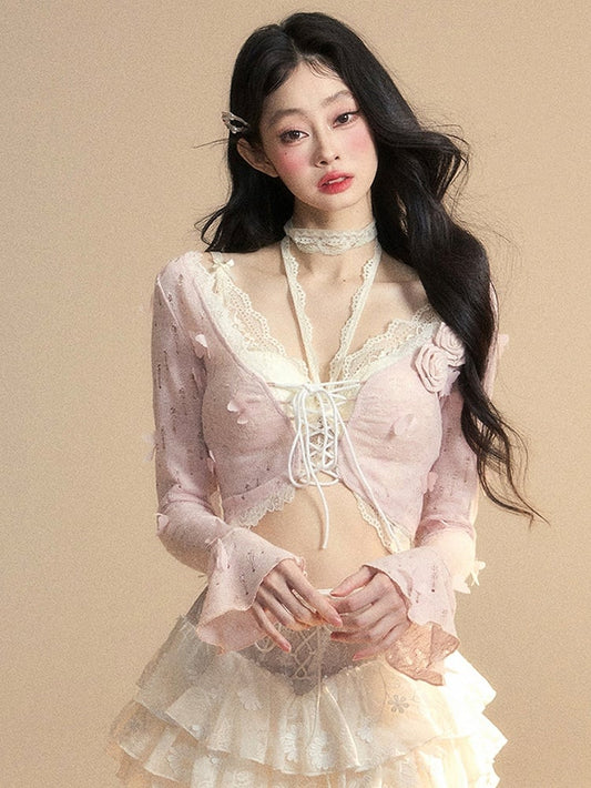 クロップド丈トップ、花柄、ピンクのベルスリーブ、バタフライ、華やか、トップに装飾レース付き