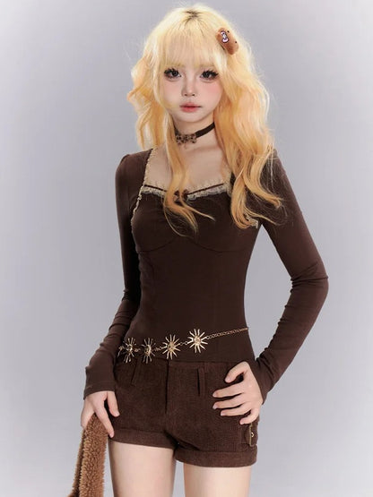 Kaffeebraunes Slim-Fit-Top mit quadratischem Ausschnitt und Spitzenbesatz