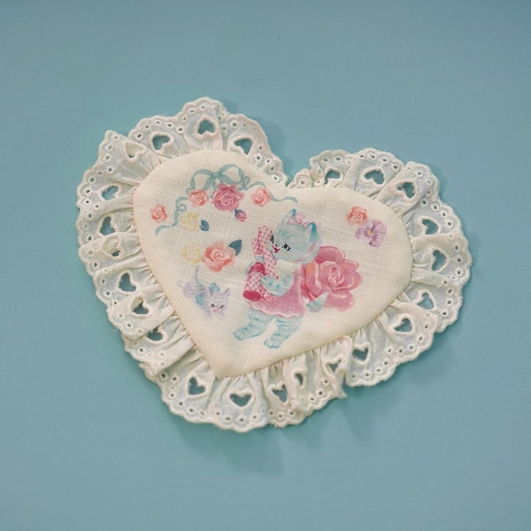 Herzförmige Cremefarbene Kätzchenbrosche mit Print