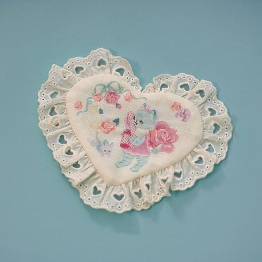 Herzförmige Cremefarbene Kätzchenbrosche mit Print