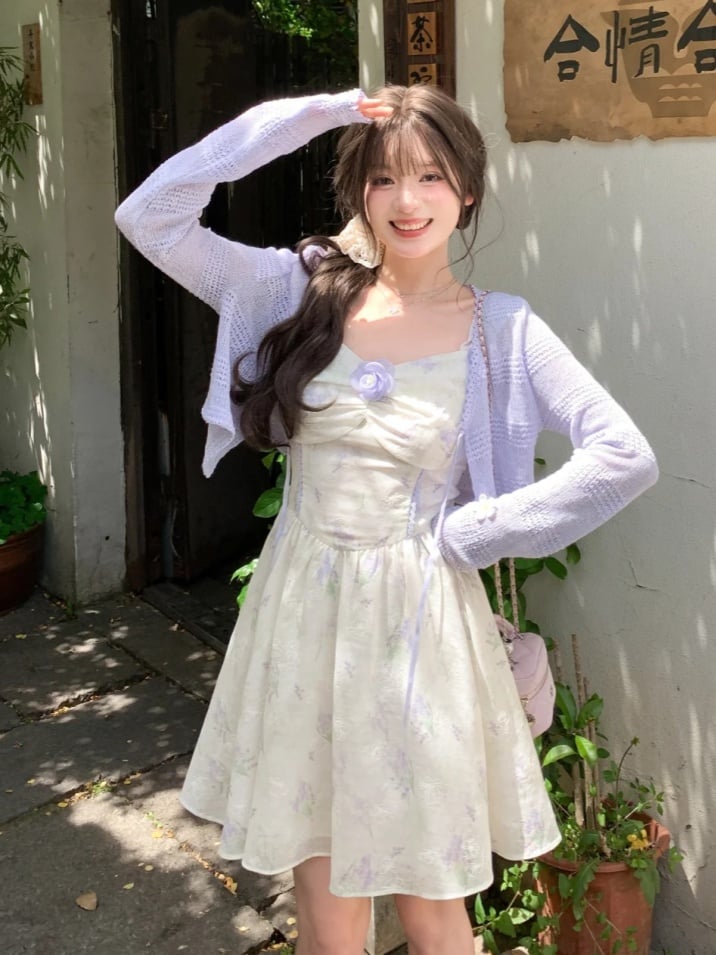 Lavendelfarbene Sommer-Strickjacke mit V-Ausschnitt und Blumenmuster