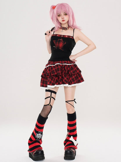 Mit Stufen-Minirock in Weiß und Rot, Besatz aus karierter Spitze in Schwarz