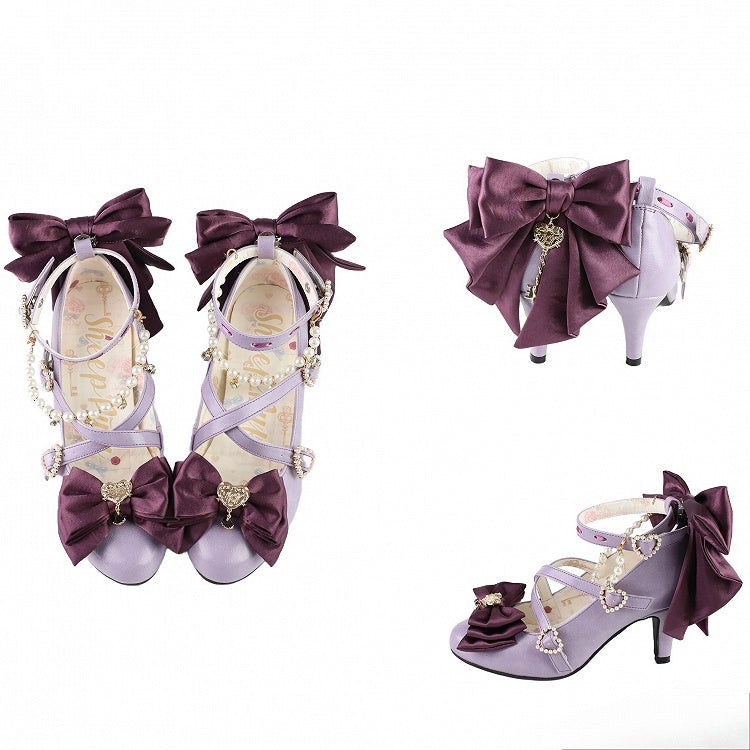 ビーズのハートのクロスデザインのチャームリボン。上部は紫色で装飾されています。