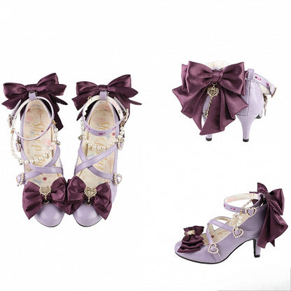 ビーズのハートのクロスデザインのチャームリボン。上部は紫色で装飾されています。