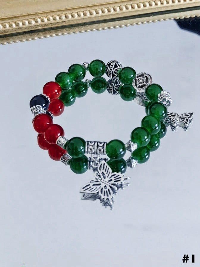 Grünes Armband / Schwarzer Handschuh