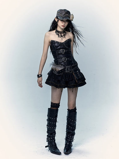 Schwarzer Stufenrock mit Spitzenbesatz und Schnürdetails