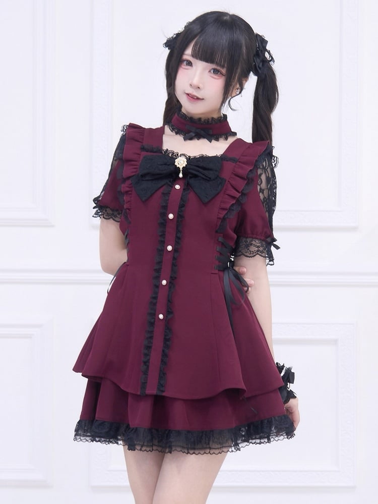 Schwarzes Side-Kei-Kleid mit Besatz: Weinroter Schnürrock und dazu passender roter Spitzen-Minirock Jirai