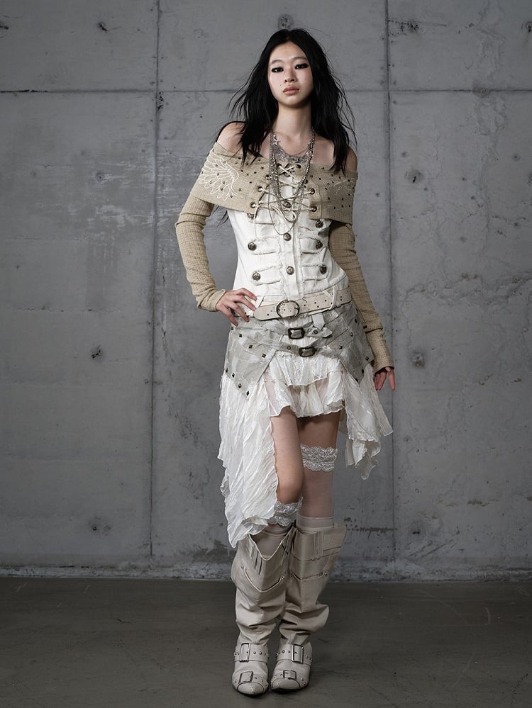 Asymmetrischer beiger Punkrock mit PU-Nietendetail