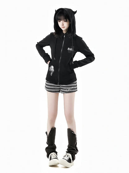 長袖、トップジップ開閉、ブラック/ホワイトのデビルホーンデザインフード