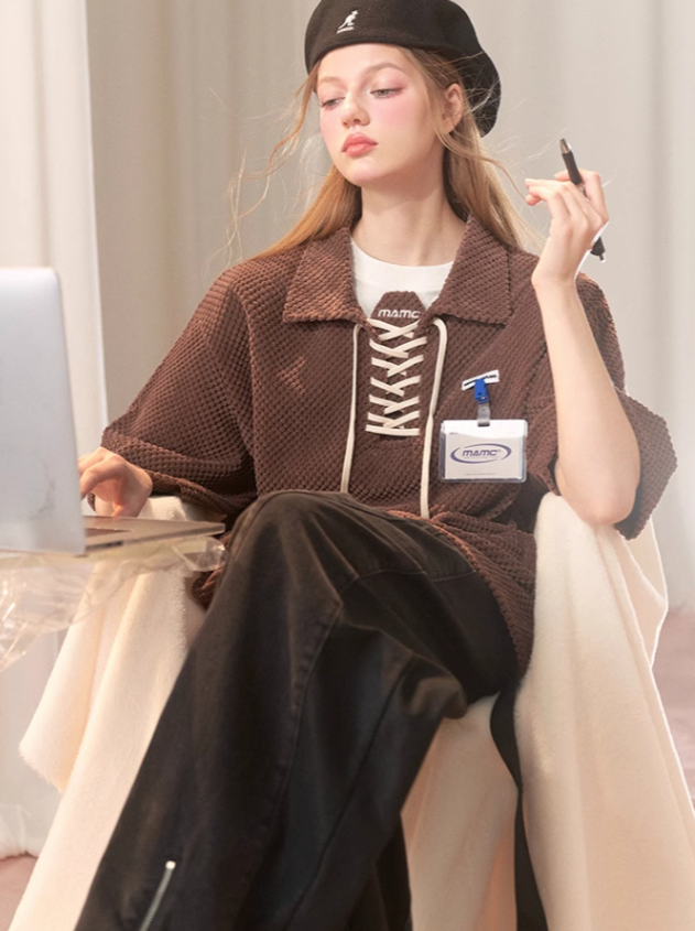 Kurzes Oberteil zum Schnüren + ausgestellter Rock + Polo-T-Shirt zum Schnüren