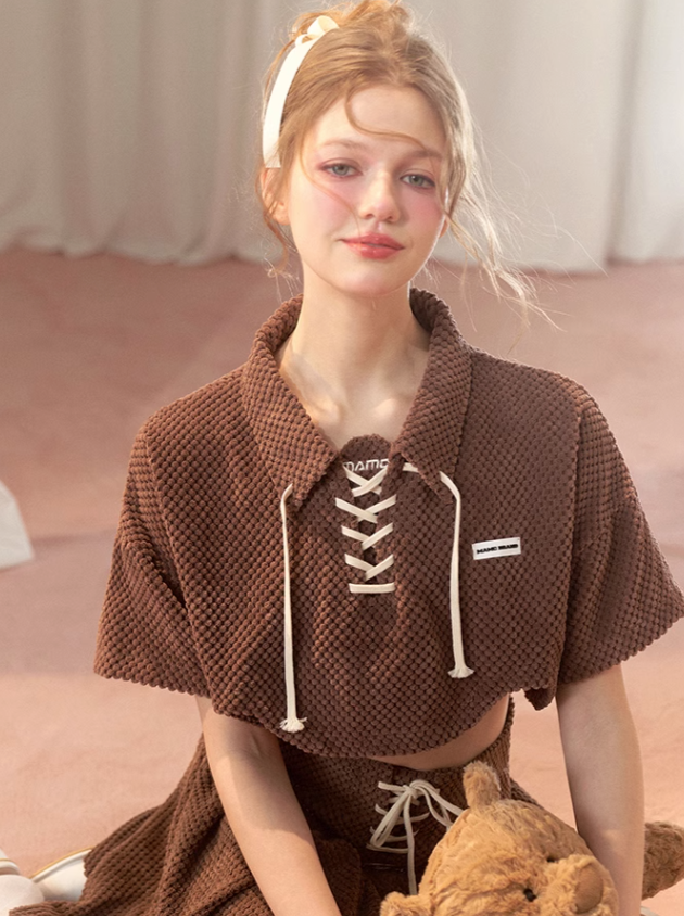 Kurzes Oberteil zum Schnüren + ausgestellter Rock + Polo-T-Shirt zum Schnüren