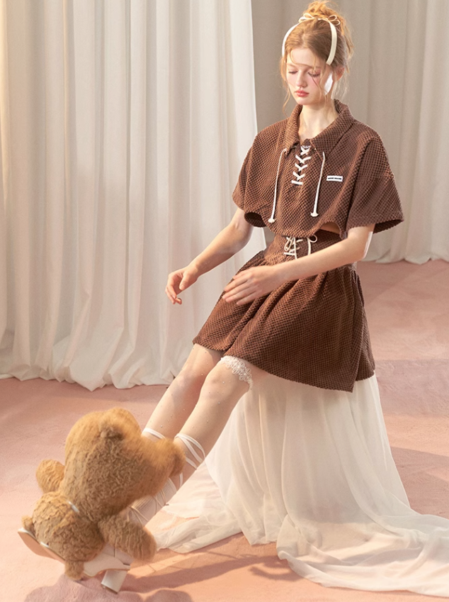 Kurzes Oberteil zum Schnüren + ausgestellter Rock + Polo-T-Shirt zum Schnüren