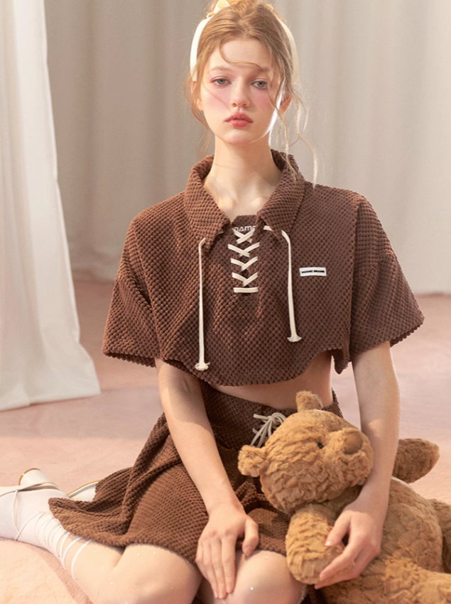 Kurzes Oberteil zum Schnüren + ausgestellter Rock + Polo-T-Shirt zum Schnüren