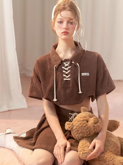 Kurzes Oberteil zum Schnüren + ausgestellter Rock + Polo-T-Shirt zum Schnüren