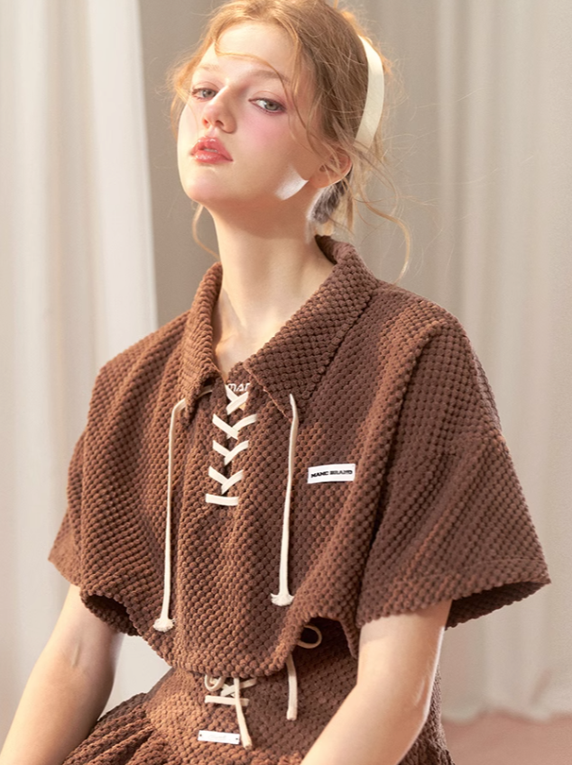 Kurzes Oberteil zum Schnüren + ausgestellter Rock + Polo-T-Shirt zum Schnüren