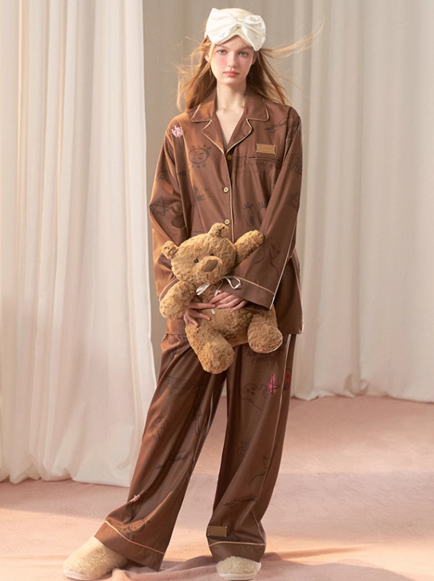 Abbildung: Brauner, lockerer Pyjama