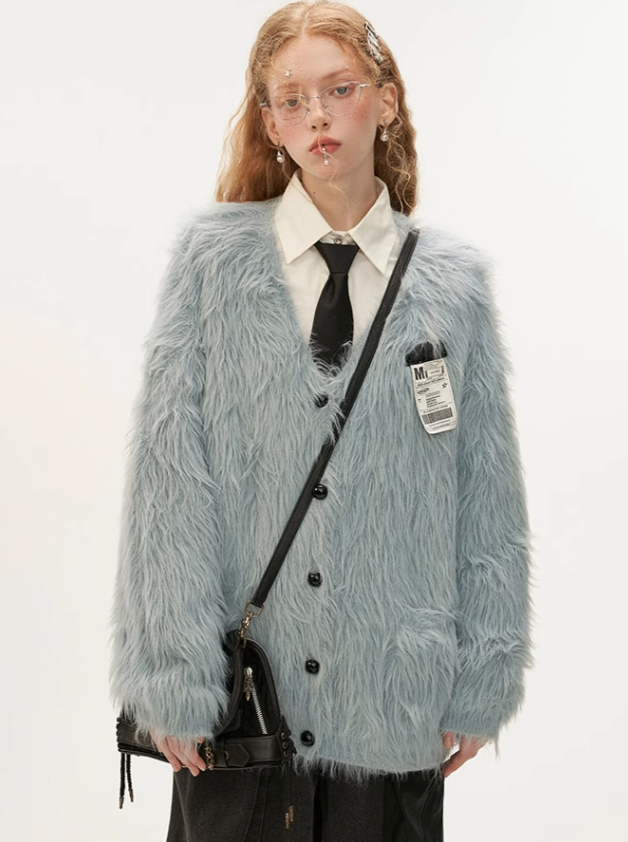 Blaue, zottelige graue Strickjacke