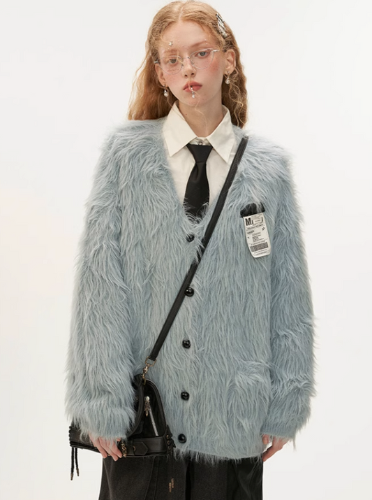 Blaue, zottelige graue Strickjacke