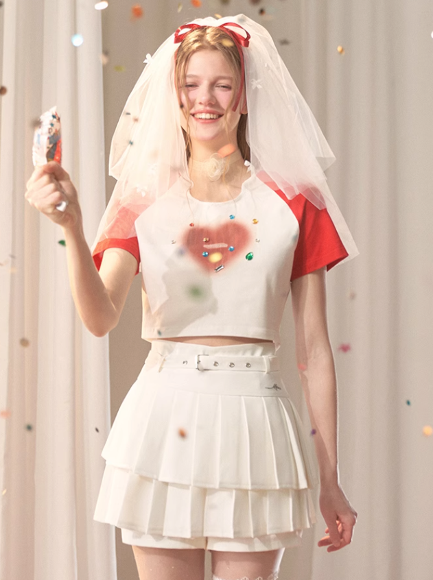 Faltenrock mit hohem Bund und kurzem Logo