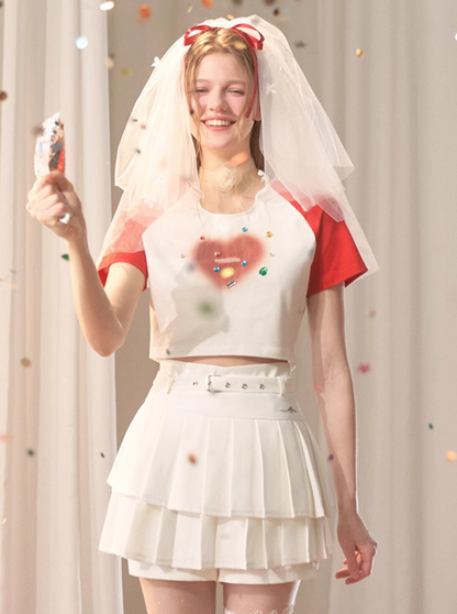 Faltenrock mit hohem Bund und kurzem Logo