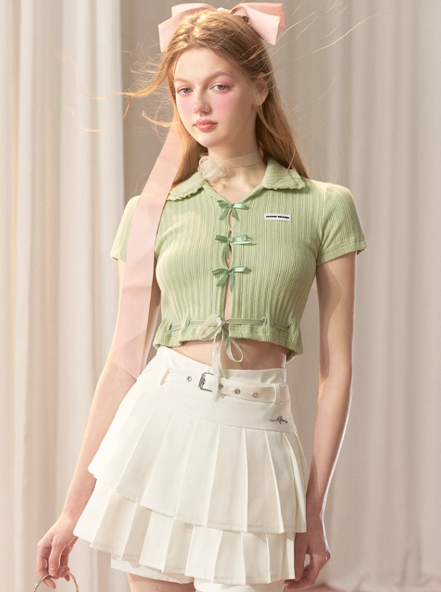 Faltenrock mit hohem Bund und kurzem Logo