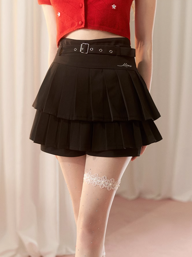 Faltenrock mit hohem Bund und kurzem Logo