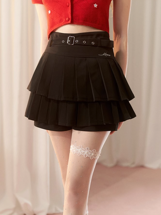 Faltenrock mit hohem Bund und kurzem Logo