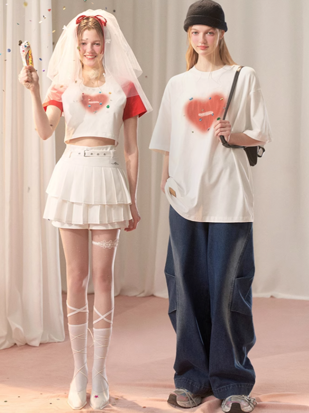 Kurzes über zweifarbigem Top + langem Schmuck