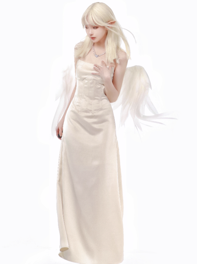 Einfarbiges Kleid mit Hosenträgern und Fischschwanz