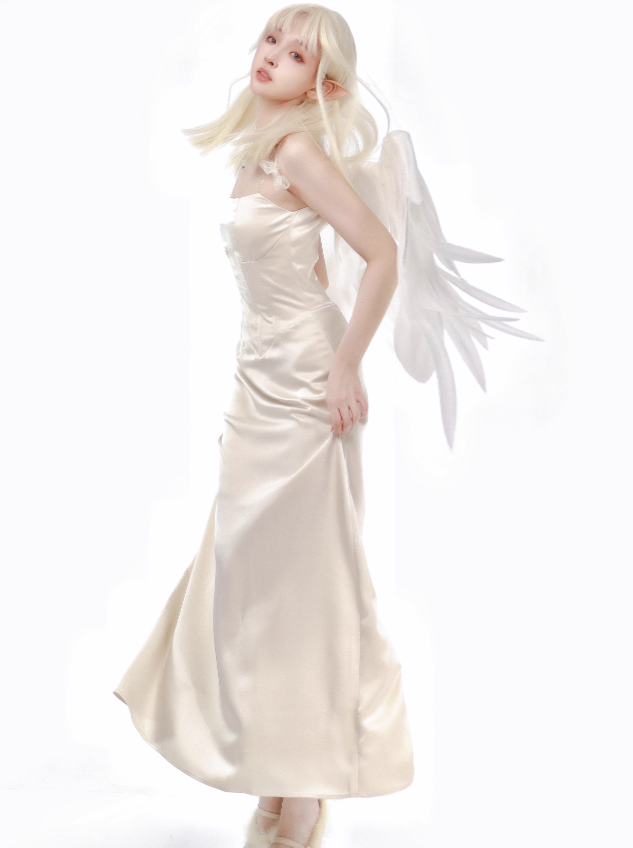 Einfarbiges Kleid mit Hosenträgern und Fischschwanz
