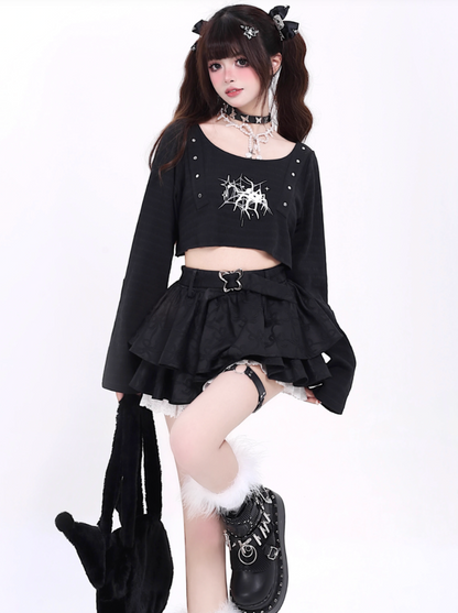 Offenes kurzes Mädchen mit dunklem Oberteil und Ausschnitt