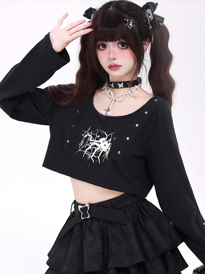 Offenes kurzes Mädchen mit dunklem Oberteil und Ausschnitt