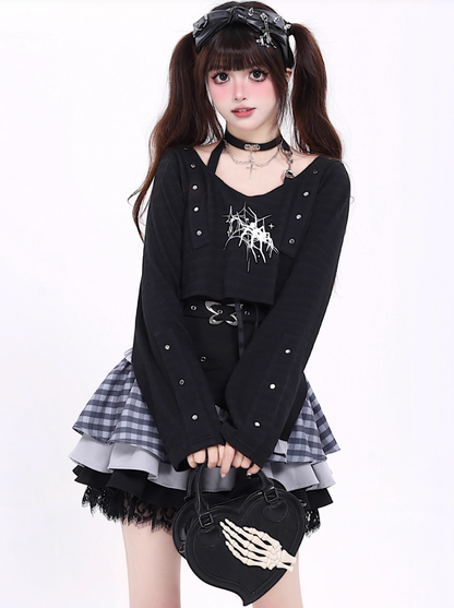 Offenes kurzes Mädchen mit dunklem Oberteil und Ausschnitt