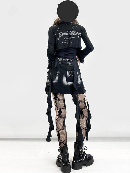 ほろ苦いクロップドクロスプリントの魅力的なストラップレスブラックバックトップレター