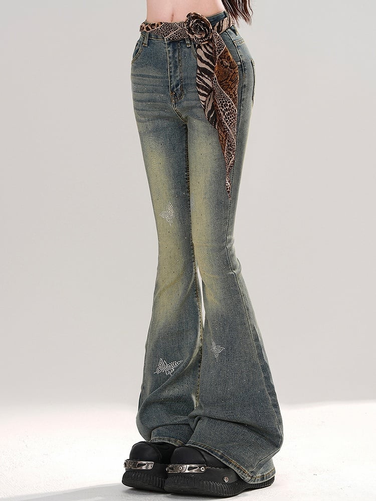 Fischschwanz-Jeans mit verblasstem Strass und Schmetterlingen in blauer Waschung